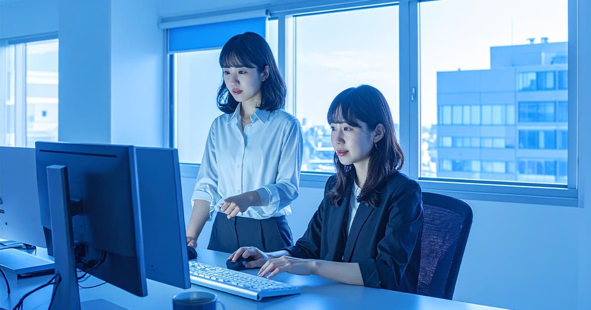 ブログ編集をしている2人の女性
