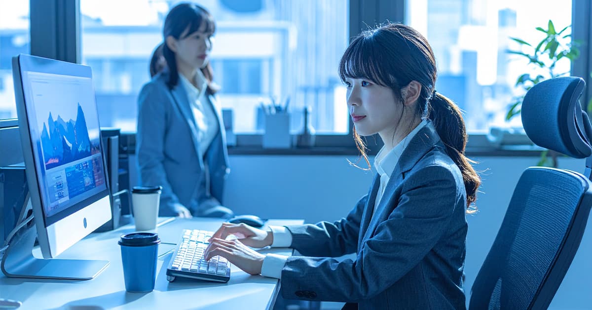 オフィスで女性がパソコン操作をしている